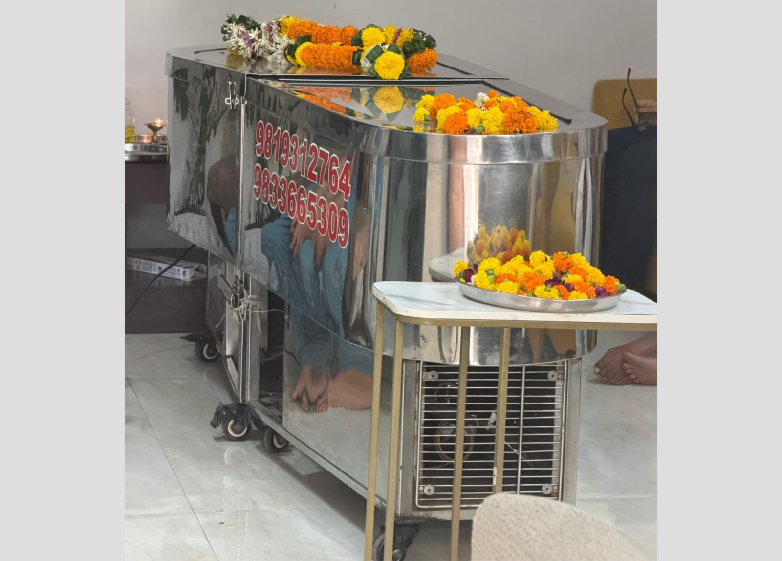 Freezer box delivery van providing emergency service in Pune